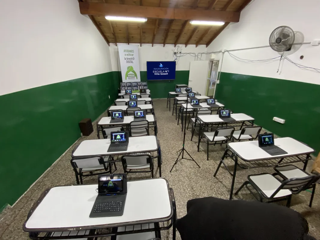 Estudiantes usando tablets y pizarras táctiles en la Escuela Primaria N° 1.