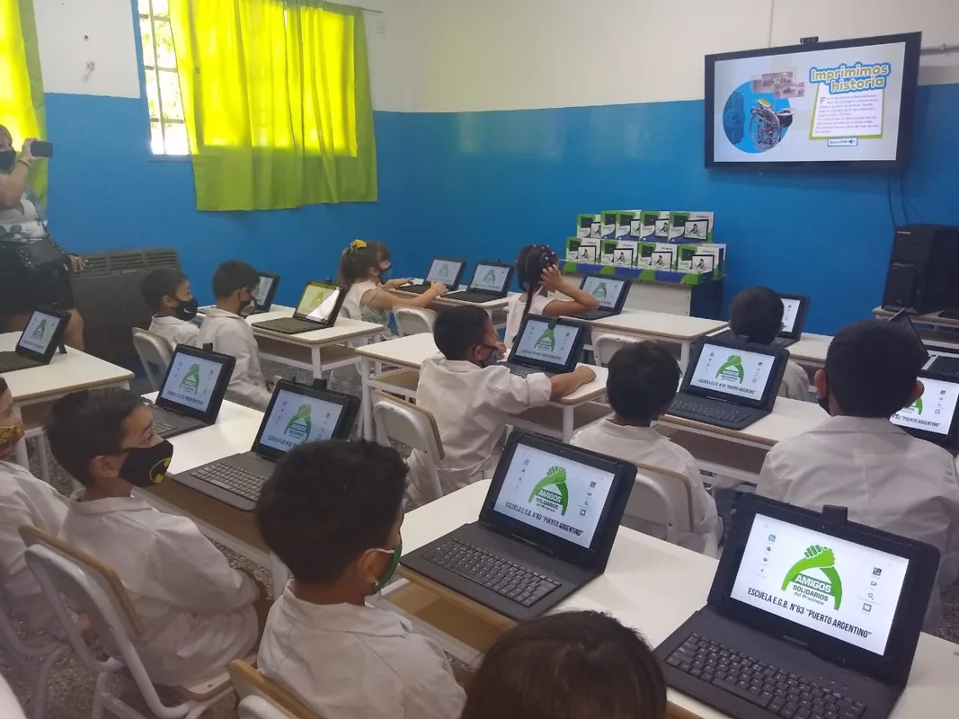 Estudiantes de Claypole usando las tablets provistas por el plan.