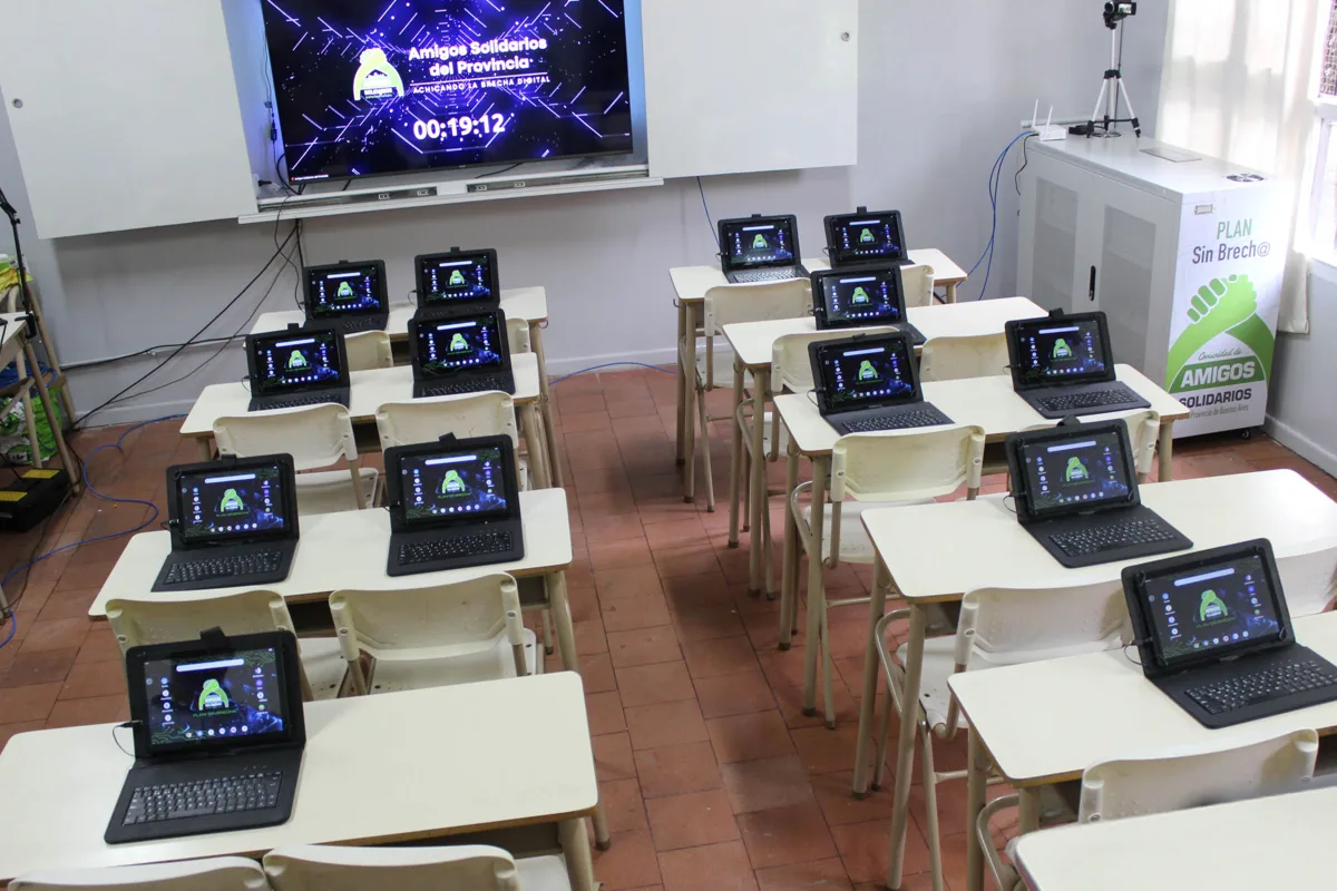 Estudiantes usando tecnología digital y de red en la EP N° 6 de Villa Gesell.