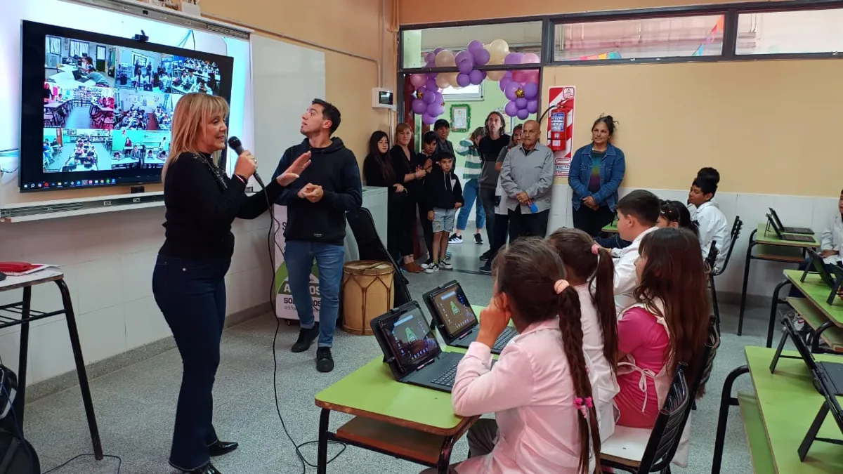 Estudiantes de Villa Gesell rodeando la mesa con tablets en el aula.
