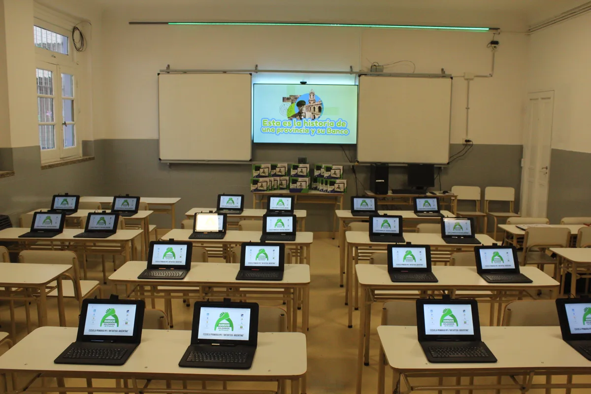 Aula tecnológica de Pilar acondicionada y lista para recibir a los estudiantes.