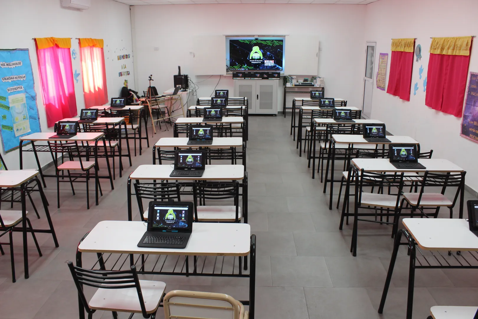 Estudiantes usando tecnología en un aula del Plan Sin Brecha